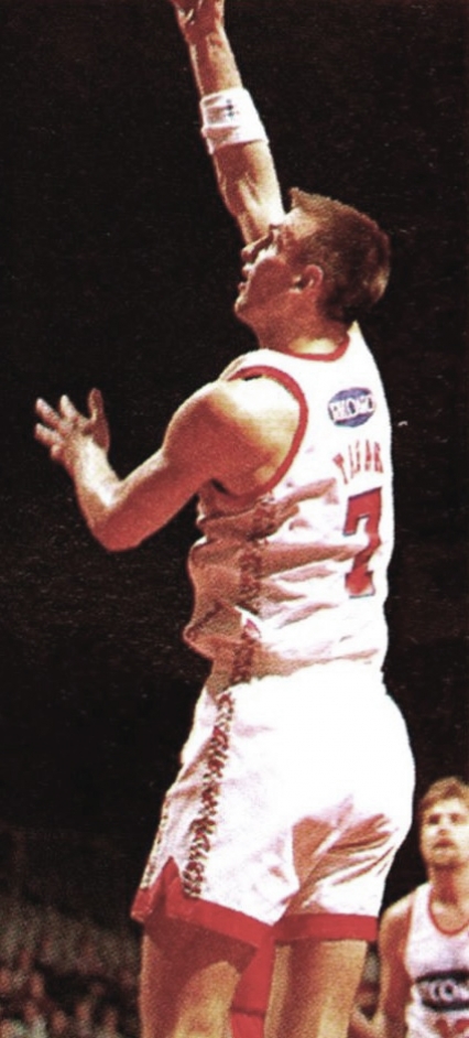 Tabak al tiro in maglia OIimpia. Sullo sfondo Davide Pessina.